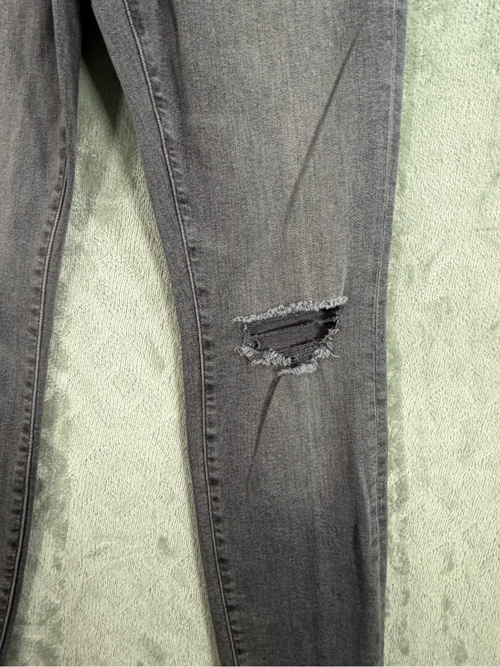 Lucky Brand Women’s Skinny Jeans in Washed Black with Knee Rips - Picture 9 of 16